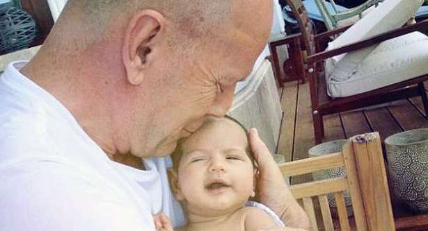 صورة بروس ويليس مع طفلته