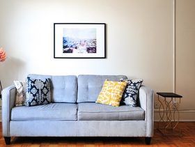 طريقة تنظيف الكنب الفاتح من البقع