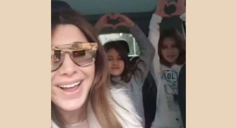 فيديو لنانسي عجرم وزوجها وابنتيها يغنون في السيارة