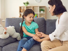 كيف اشرح لابنتي عن الدورة الشهرية