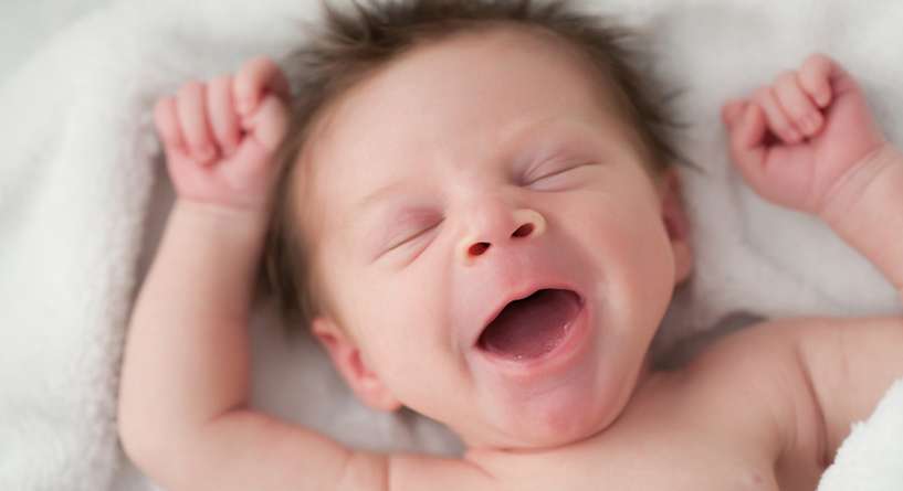 صور طريفة ومضحكة لتثاؤب الأطفال