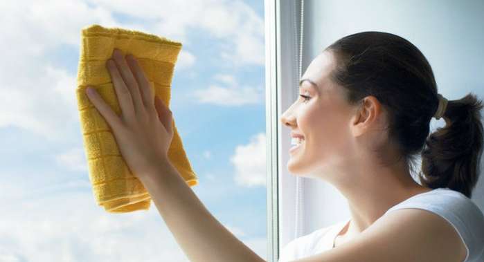 طرق طبيعية لتنظيف الزجاج والمرايا من دون تمشيح