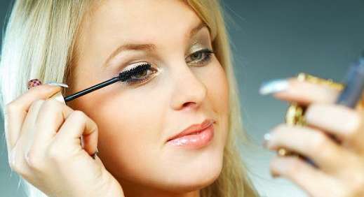 4 أسرار تخفيها خبيرات التجميل حول تثبيت المكياج