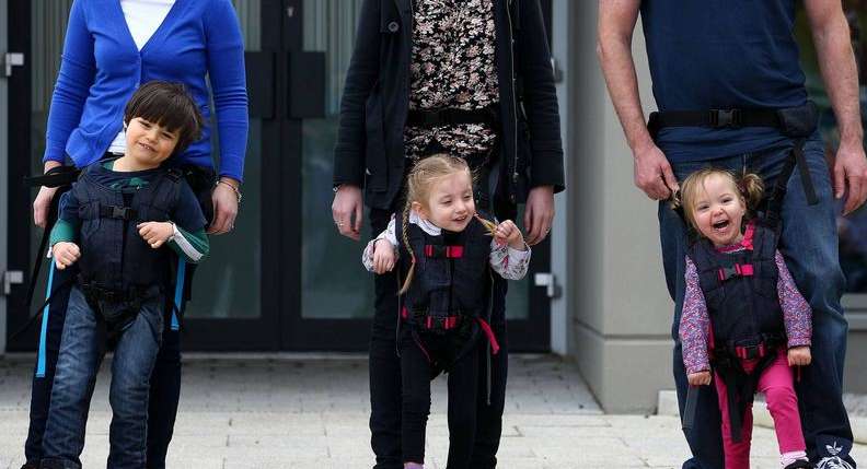 بالصور أم تبتكر جهاز Upsee harness للأطفال المقعدين!