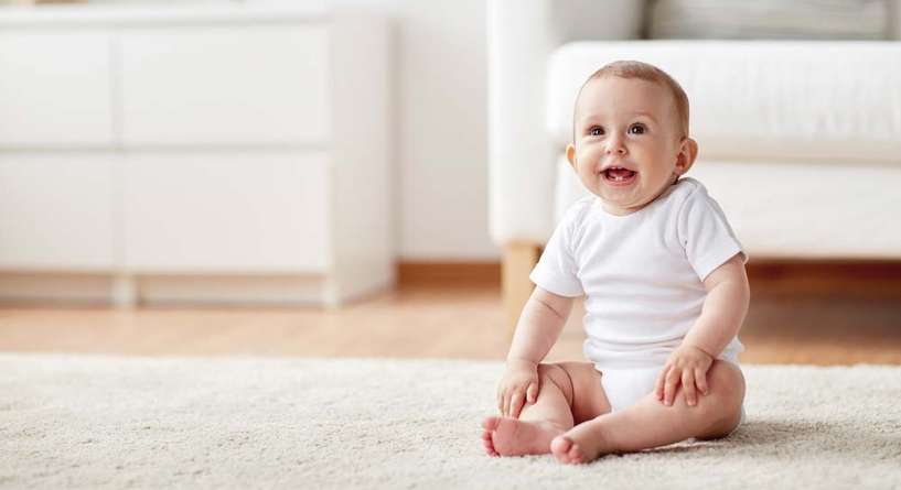 متى يجلس الرضيع الذكر