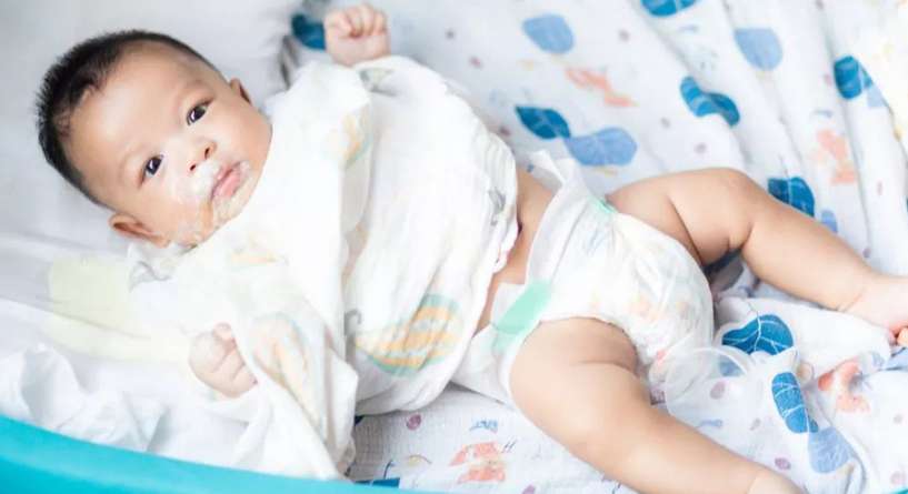 ما سبب استفراغ الرضيع حليب متخثر وكيف يمكن الوقاية منه؟