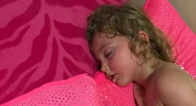 أم تحذر من خطر على كل أهل معرفته خلال الصيف