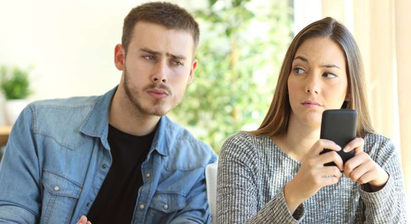 شخص واحد في حياتك يغار منه زوجك كثيرا من دون ان تدري!