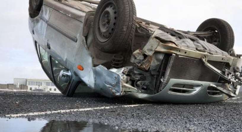 ما تفسير حلم موت شخص في حادث سياره والبكاء عليه؟