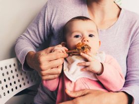 كم عدد وجبات الطفل في الشهر الرابع وما الاطعمة المناسبه له؟