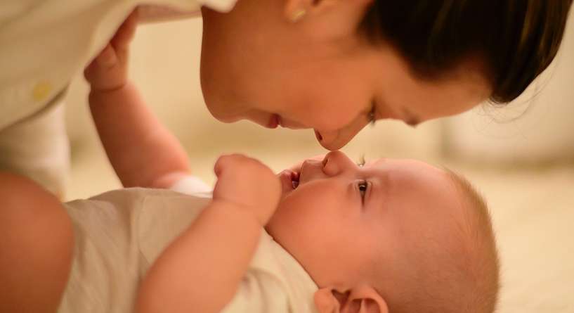 هكذا يرى رضيعك وجهك منذ الولادة حتى عمر السنة!