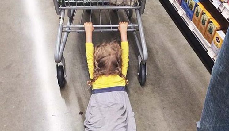 صور صادمة ومضحكة للاطفال اثناء تسوق الاهل
