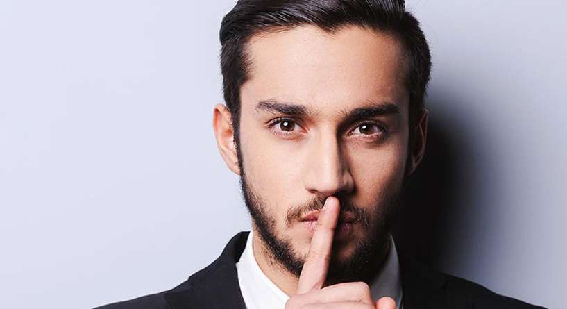 لماذا يخبئ الزوج على زوجته وما هي العلامات الدالة على ذلك؟