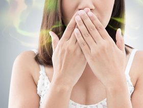 كيفية التخلص من رائحة الفم الكريهة بطرق طبيعية