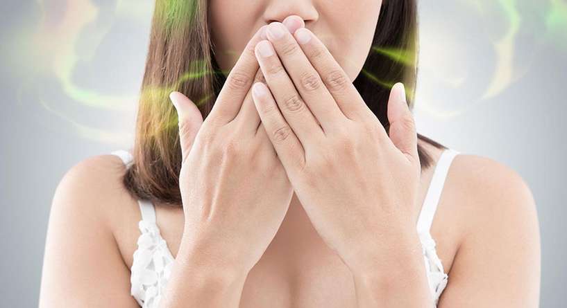 كيفية التخلص من رائحة الفم الكريهة بطرق طبيعية