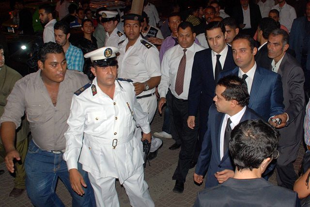أحمد السقا يُنقل إلى المستشفى بعد صدمة موت والده