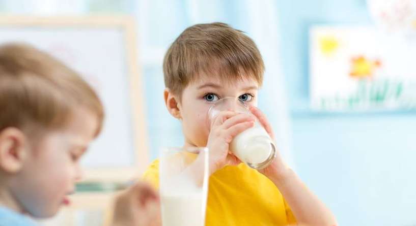 5 أسباب لإعطاء الحليب يومياً للأطفال