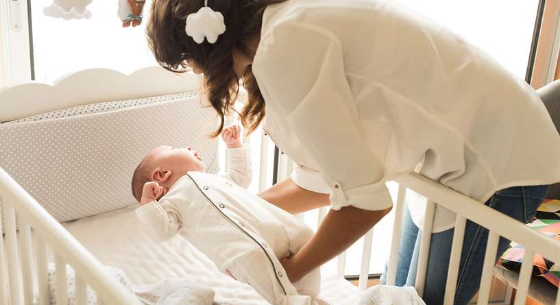 ام تبتكر حيلة ذكية لجعل طفلتها تنام