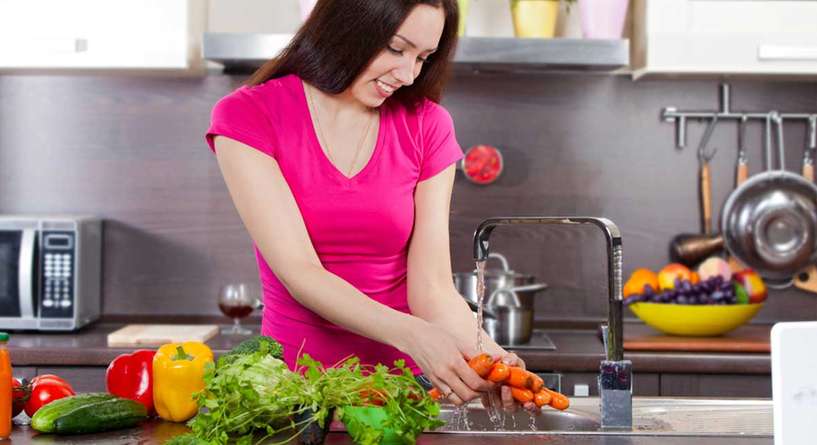 جدول بالاطعمة التي يجب غسلها قبل الطهو والاخرى التي يمنع ذلك