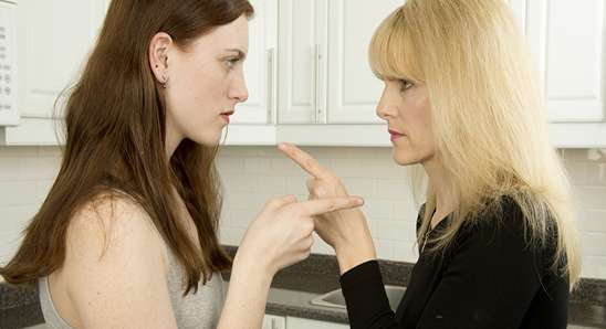 7 عبارات تجنّبي قولها لحماتكِ!