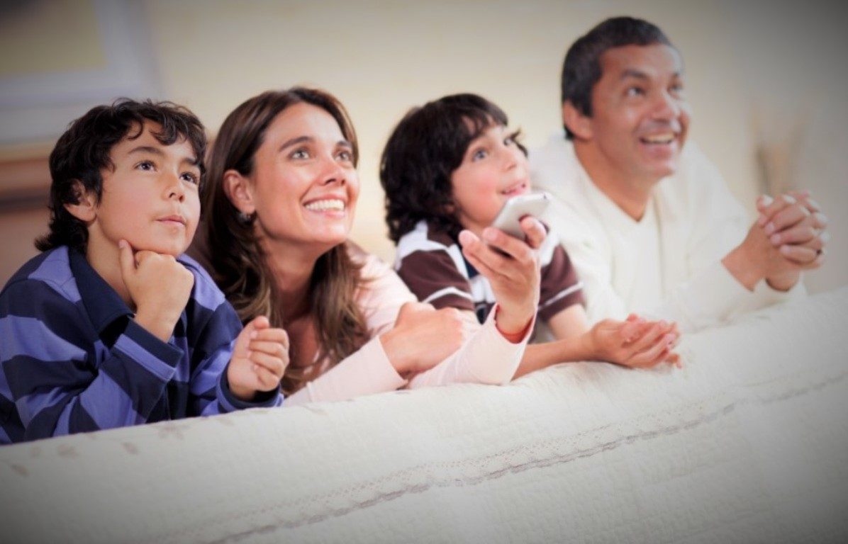 فوائد مشاهدة العائلة للتلفزيون