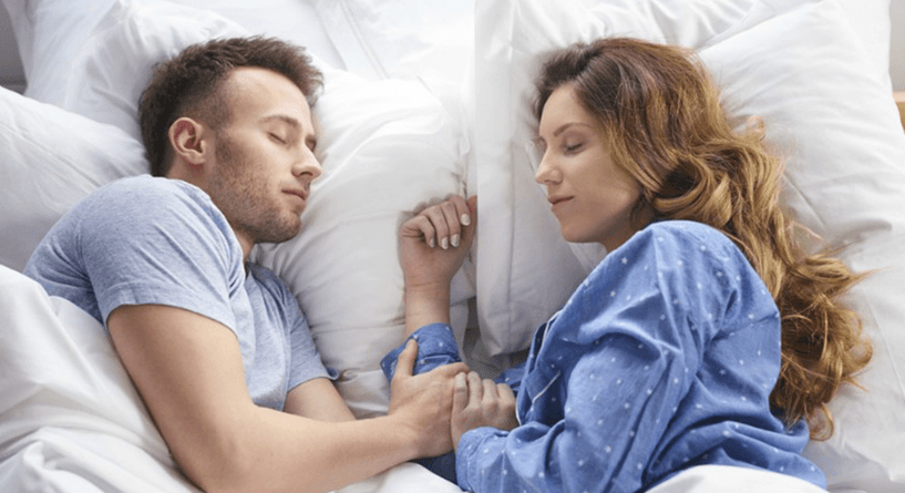 أسوأ وضعيات نوم الزوجين بالصور