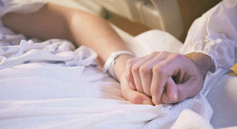 اهمية امساك الزوج بيد زوجته خلال ولادتها