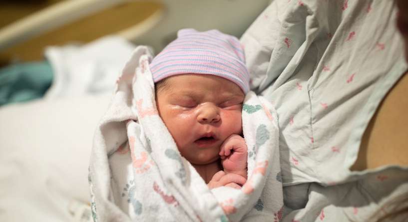 دراسة تكشف ان نوع الولادة يؤثر على بكتيريا الامعاء لدى الاطفال