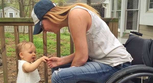 قصة مؤثرة لأم علمت ابنتها المشي رغم اصابتها بالشلل