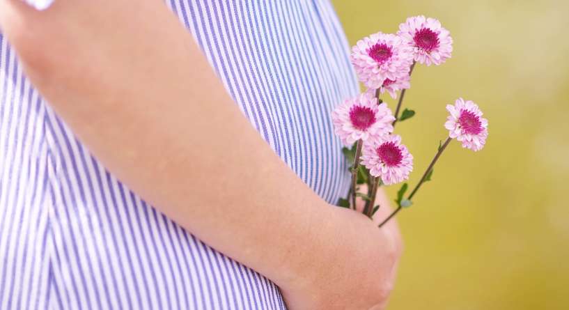 كيف تحس الحامل بحركة الجنين في الشهر الرابع ومراحل النمو
