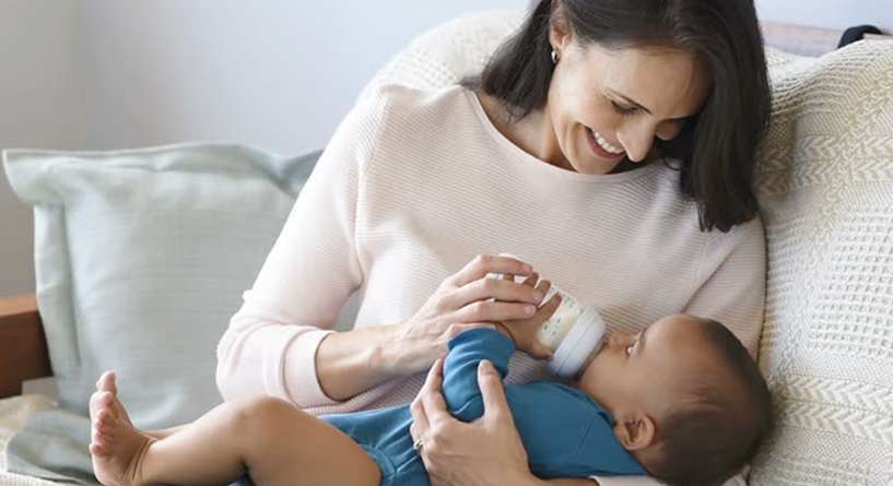 ما الفرق بين الرضاعة الطبيعية والرضاعة الصناعية؟