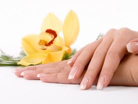 خطوات للحصول على أظافر قوية وجميلة