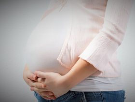 بدانتكِ سبب بدانة طفلك!