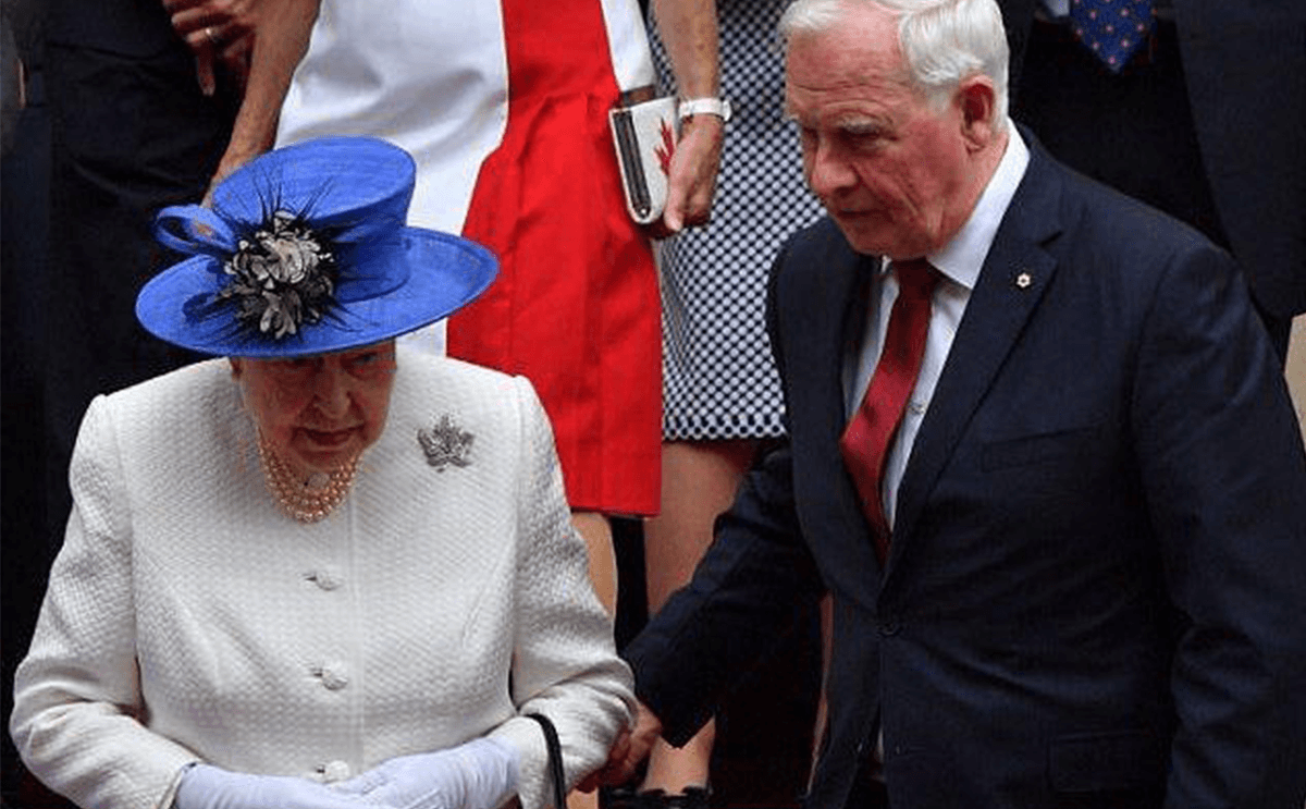 مسؤول كندي يخالف البروتوكول بما قام به مع الملكة اليزابيث