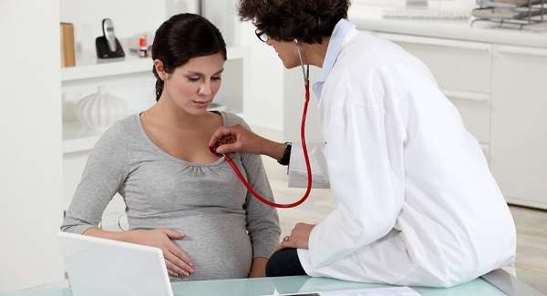 امرأة حامل تزور الطبيب