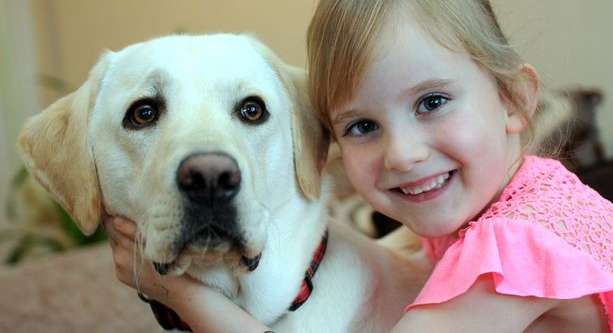 كلب ينقذ حياة طفلة من الاختناق
