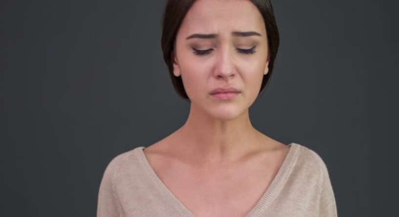 ما هو تفسير حلم شخص تحبه يبكي في المنام؟