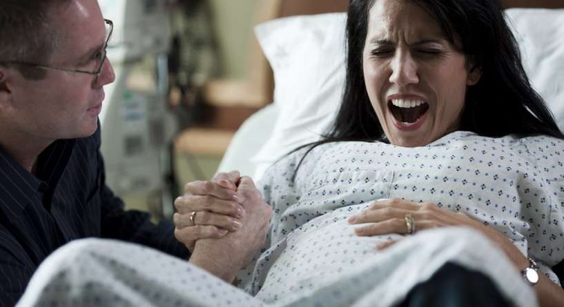 دراسة: وجود الزوج في غرفة الولادة يزيد من ألم الولادة
