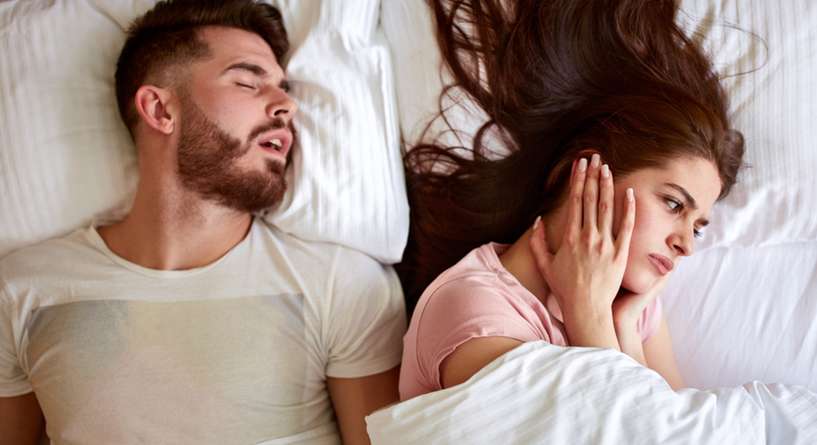 شخير زوجك قد يؤثر سلبا على صحتك