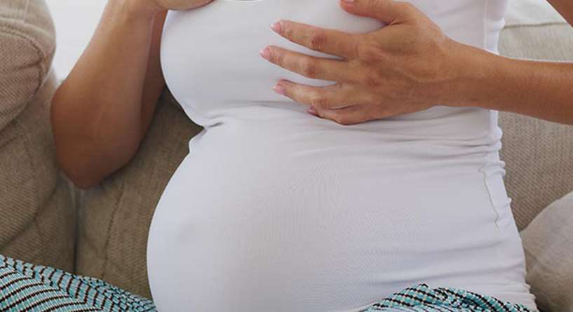 متى يبدا الثدي بالانتفاخ في الحمل وكيف يمكن الحد من الالم؟