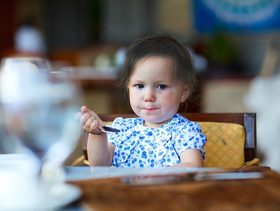 نصيحة لتظنيف الطفل عند الخروج الى المطعم