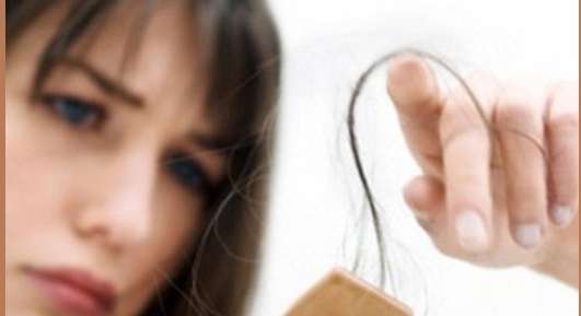 تساقط شعر المرأة الحامل بعد الولادة امر طبيعي