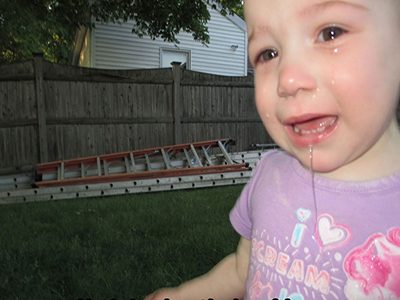 بالصور: أسباب طريفة لبكاء الاطفال!