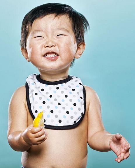بالصور أطرف ردات فعل الاطفال عند تذوق الليمون لأول مرة
