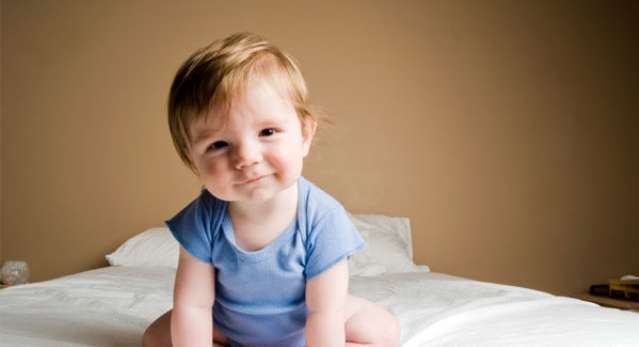 متى يجلس الطفل بمفرده