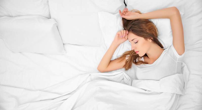 هل النوم على الظهر مضر للحامل في الشهور الاولى