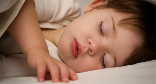 اهمية نوم الطفل يوميا قبل التاسعة مساء