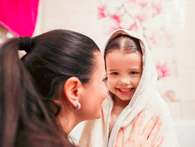 اضرار فرك شعر الطفل بالمنشفة