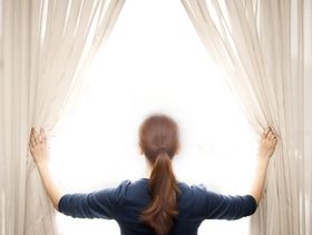 كيفية تنظيف الستائر من دون فكها أو غسلها