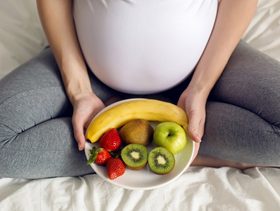 اكتشفي ما فوائد الكيوي للحامل في الشهر التاسع واضراره عليها!